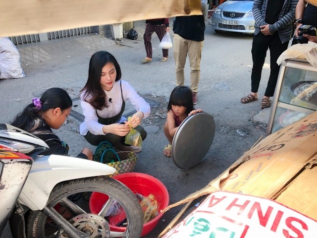 Vân Trang đi bán cá bóng hàng rong giúp đỡ gia đình chài lưới vô gia cư - 7 Vân Trang đi bán cá bóng hàng rong giúp đỡ gia đình chài lưới vô gia cư - 7