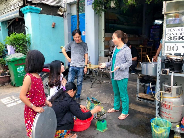 Vân Trang đi bán cá bóng hàng rong giúp đỡ gia đình chài lưới vô gia cư - 8 Vân Trang đi bán cá bóng hàng rong giúp đỡ gia đình chài lưới vô gia cư - 8