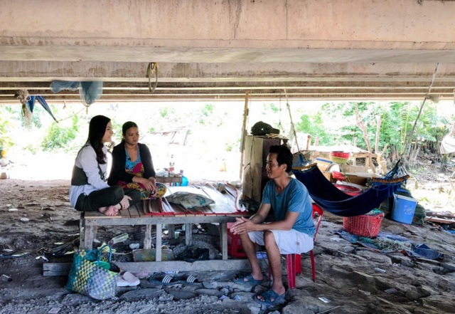 Vân Trang đi bán cá bóng hàng rong giúp đỡ gia đình chài lưới vô gia cư - 1 Vân Trang đi bán cá bóng hàng rong giúp đỡ gia đình chài lưới vô gia cư - 1