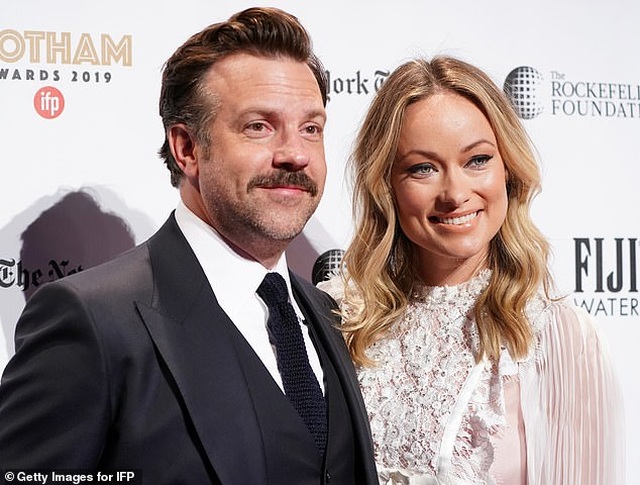 Jason Sudeikis suy sụp khi thấy bạn gái cũ yêu người kém 10 tuổi - 1 Jason Sudeikis suy sụp khi thấy bạn gái cũ yêu người kém 10 tuổi - 1
