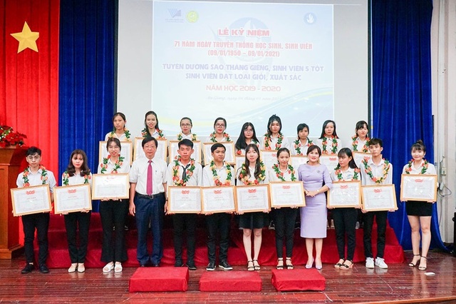 Trường ĐH An Giang tuyên dương khen thưởng hơn 200 sinh viên giỏi, xuất sắc - 1 Trường ĐH An Giang tuyên dương khen thưởng hơn 200 sinh viên giỏi, xuất sắc - 1