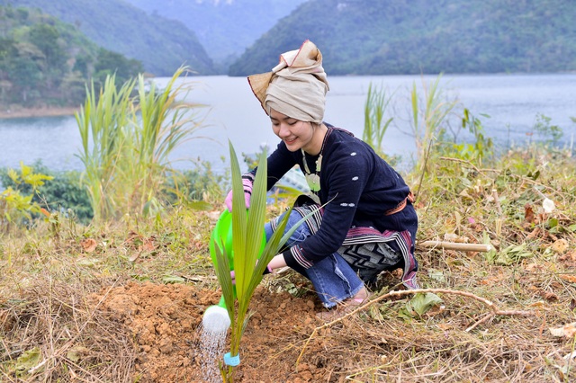 10 người đẹp Hoa khôi Du Lịch Việt Nam 2020 trồng cây trong giá rét - 4 10 người đẹp Hoa khôi Du Lịch Việt Nam 2020 trồng cây trong giá rét - 4