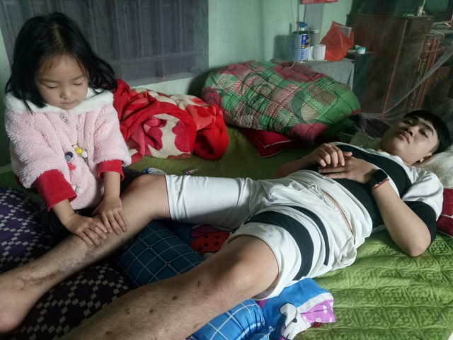 Chàng trai nghèo gác ước mơ, làm thuê nuôi em ăn học không may gặp nạn - 1 Chàng trai nghèo gác ước mơ, làm thuê nuôi em ăn học không may gặp nạn - 1
