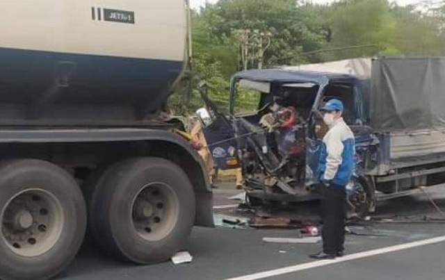 Xe tải tông đuôi xe bồn, tài xế thiệt mạng tại chỗ - 1