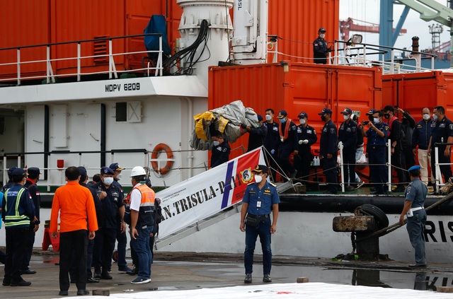 Tìm thấy nhiều phần thi thể vụ rơi máy bay Indonesia - 9 Tìm thấy nhiều phần thi thể vụ rơi máy bay Indonesia - 9
