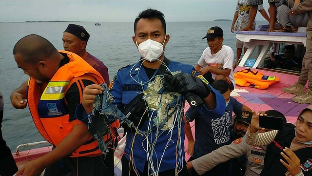 Ngư dân kể khoảnh khắc máy bay Indonesia lao như tia chớp xuống biển - 1 Ngư dân kể khoảnh khắc máy bay Indonesia lao như tia chớp xuống biển - 1