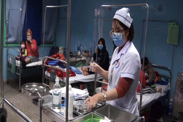 Trời giá rét, tăng đột biến người già, trẻ em nhập viện - 4 Trời giá rét, tăng đột biến người già, trẻ em nhập viện - 4