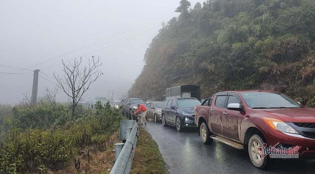 Trăm người co ro đi xem băng tuyết, đèo Ô Quy Hồ ùn dài 2 ngày liên tiếp - 9