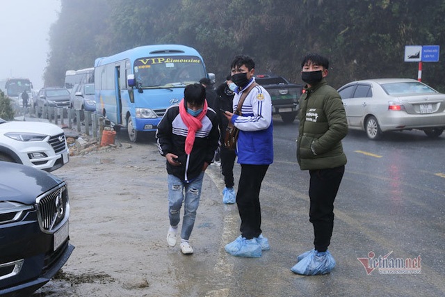 Trăm người co ro đi xem băng tuyết, đèo Ô Quy Hồ ùn dài 2 ngày liên tiếp - 11