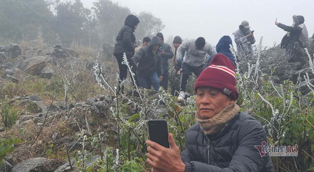 Trăm người co ro đi xem băng tuyết, đèo Ô Quy Hồ ùn dài 2 ngày liên tiếp - 6