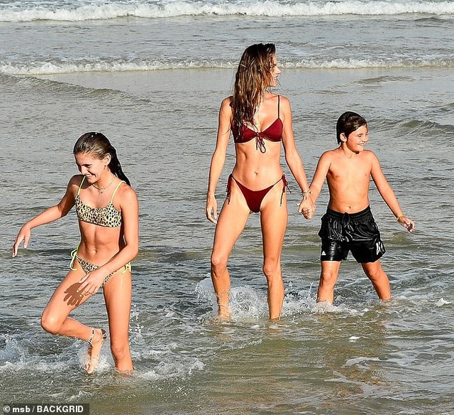 Siêu mẫu áo tắm Alessandra Ambrosio nô đùa cùng con trên biển - 2 Siêu mẫu áo tắm Alessandra Ambrosio nô đùa cùng con trên biển - 2