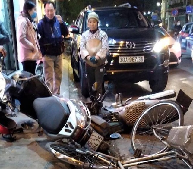 Nữ tài xế lái Fortuner tông hàng loạt xe máy trên phố Hà Nội - 1 Nữ tài xế lái Fortuner tông hàng loạt xe máy trên phố Hà Nội - 1