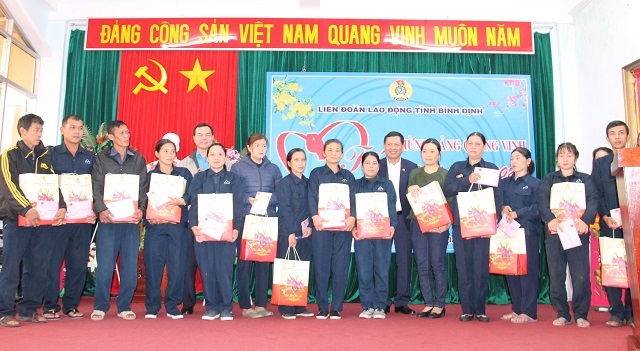Phấn đấu để người lao động nào cũng có Tết - 3 Phấn đấu để người lao động nào cũng có Tết - 3