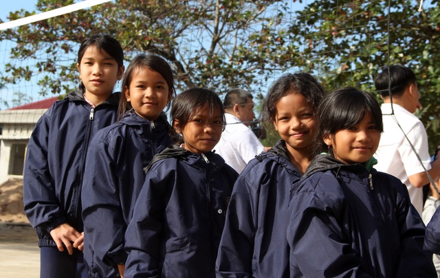 Hàng ngàn áo ấm đến với trẻ em nghèo vùng cao trong tiết trời giá rét - 2 Hàng ngàn áo ấm đến với trẻ em nghèo vùng cao trong tiết trời giá rét - 2