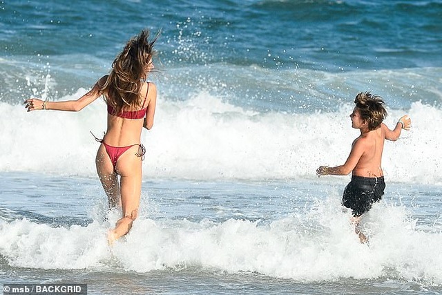 Siêu mẫu áo tắm Alessandra Ambrosio nô đùa cùng con trên biển - 5 Siêu mẫu áo tắm Alessandra Ambrosio nô đùa cùng con trên biển - 5
