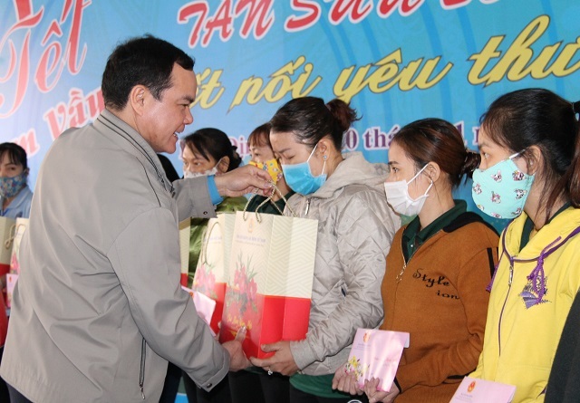 Phấn đấu để người lao động nào cũng có Tết - 1 Phấn đấu để người lao động nào cũng có Tết - 1