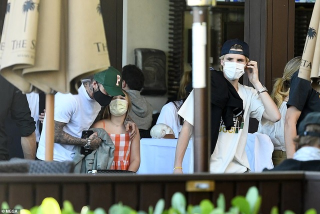 Gia đình Beckham nổi bật khi đi ăn trưa tại Miami - 5 Gia đình Beckham nổi bật khi đi ăn trưa tại Miami - 5