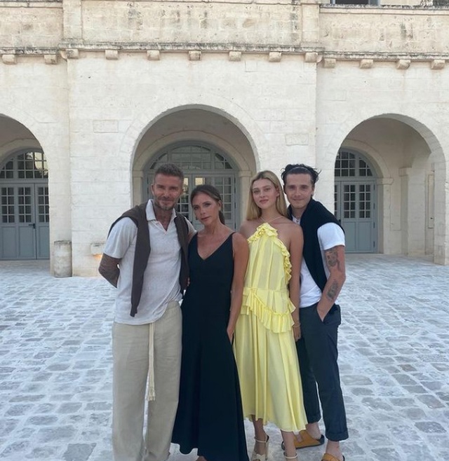 Gia đình Beckham nổi bật khi đi ăn trưa tại Miami - 7 Gia đình Beckham nổi bật khi đi ăn trưa tại Miami - 7