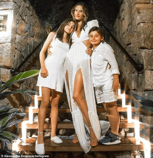 Siêu mẫu áo tắm Alessandra Ambrosio nô đùa cùng con trên biển - 9 Siêu mẫu áo tắm Alessandra Ambrosio nô đùa cùng con trên biển - 9