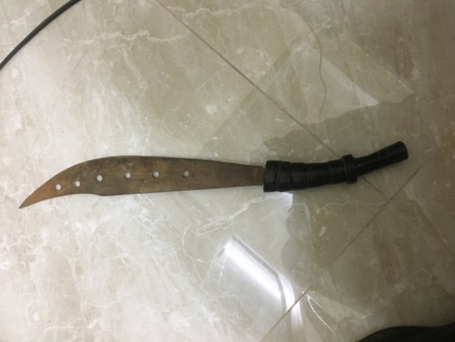 Khởi tố đối tượng táo tợn dùng dao chém xe CSGT - 2 Khởi tố đối tượng táo tợn dùng dao chém xe CSGT - 2