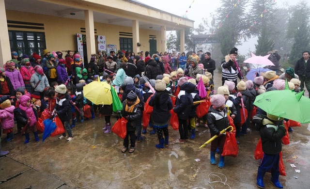 Ấm lòng những suất quà trao tặng cho học sinh nghèo Sapa - 1 Ấm lòng những suất quà trao tặng cho học sinh nghèo Sapa - 1