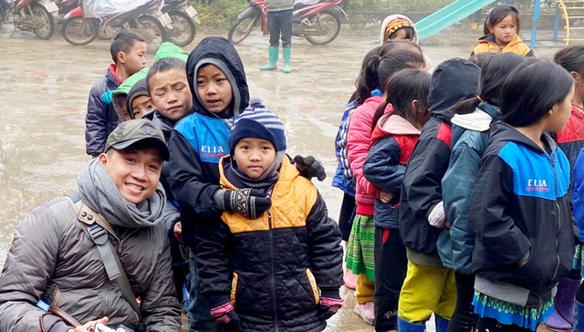 Ấm lòng những suất quà trao tặng cho học sinh nghèo Sapa - 10 Ấm lòng những suất quà trao tặng cho học sinh nghèo Sapa - 10