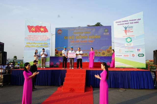Van Phuc Group ủng hộ 1 tỷ đồng cho quỹ người nghèo Q.Thủ Đức - 2 Van Phuc Group ủng hộ 1 tỷ đồng cho quỹ người nghèo Q.Thủ Đức - 2