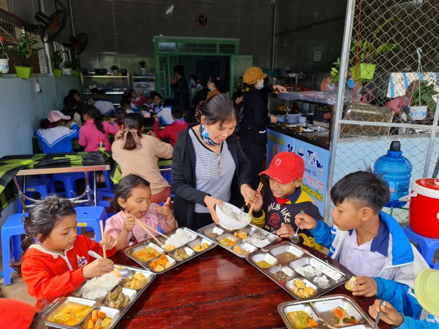 Bữa cơm 0 đồng dành cho hàng trăm người dân vùng cao Đắk Nông - 8 Bữa cơm 0 đồng dành cho hàng trăm người dân vùng cao Đắk Nông - 8