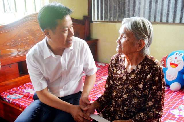 Chủ tịch Cà Mau: Chăm lo đối tượng chính sách, hộ nghèo đón Tết đầm ấm - 1 Chủ tịch Cà Mau: Chăm lo đối tượng chính sách, hộ nghèo đón Tết đầm ấm - 1
