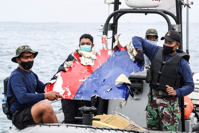 Xác định được vị trí hộp đen, Indonesia chạy đua tìm máy bay rơi - 2 Xác định được vị trí hộp đen, Indonesia chạy đua tìm máy bay rơi - 2