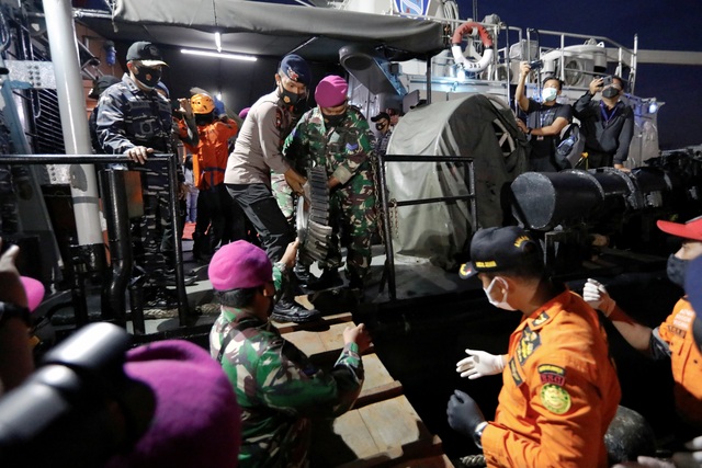 Xác định được vị trí hộp đen, Indonesia chạy đua tìm máy bay rơi - 5 Xác định được vị trí hộp đen, Indonesia chạy đua tìm máy bay rơi - 5