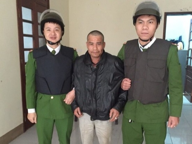 Khởi tố đối tượng táo tợn dùng dao chém xe CSGT - 1 Khởi tố đối tượng táo tợn dùng dao chém xe CSGT - 1