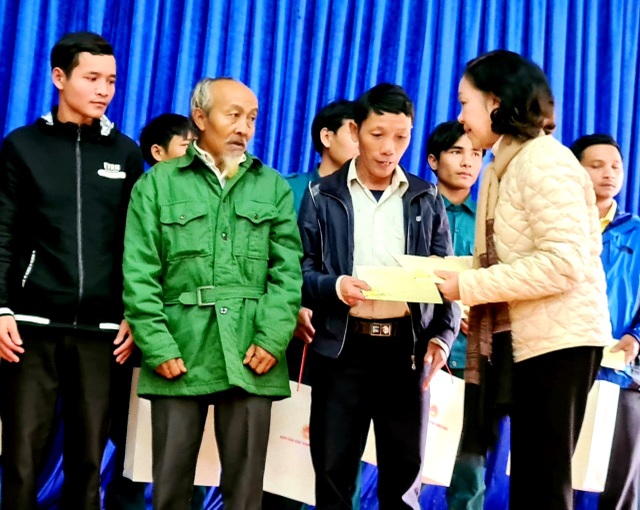 Trưởng Ban dân vận Trung ương thăm và tặng quà bà con vùng sạt lở Trà Leng - 1 Trưởng Ban dân vận Trung ương thăm và tặng quà bà con vùng sạt lở Trà Leng - 1