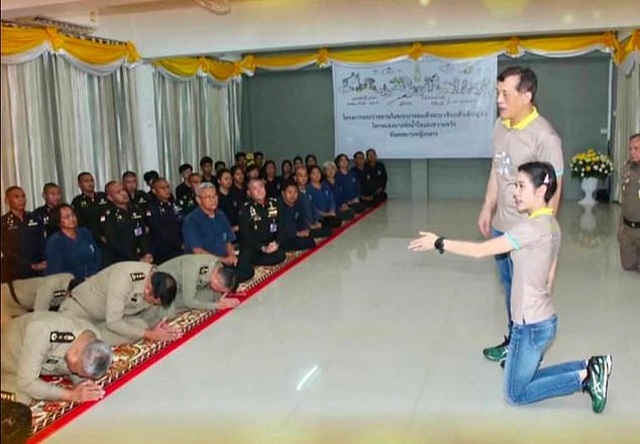 Nhà vua Thái Lan cùng Hoàng quý phi tới thăm, quét dọn nhà tù - 2 Nhà vua Thái Lan cùng Hoàng quý phi tới thăm, quét dọn nhà tù - 2