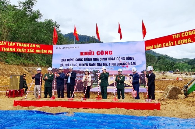Trưởng Ban dân vận Trung ương thăm và tặng quà bà con vùng sạt lở Trà Leng - 3 Trưởng Ban dân vận Trung ương thăm và tặng quà bà con vùng sạt lở Trà Leng - 3