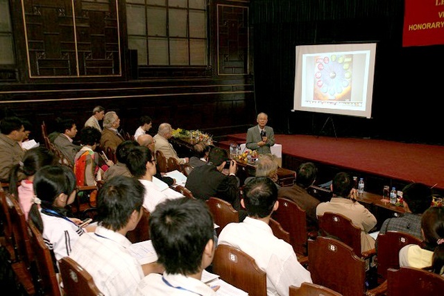 Giáo sư Nguyễn Quang Riệu - nhà khoa học lang thang trên Dải Ngân hà - 2 Giáo sư Nguyễn Quang Riệu - nhà khoa học lang thang trên Dải Ngân hà - 2