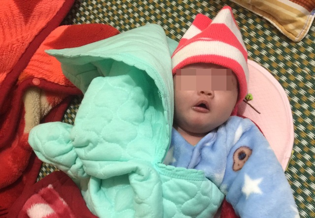 Bé sơ sinh bị bỏ rơi trong đêm rét cùng bức thư mẹ có lỗi với con - 1