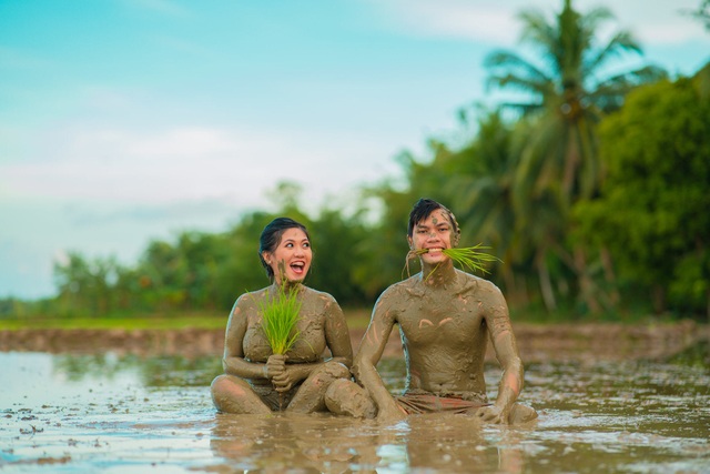 Cặp đôi trát đầy bùn chụp ảnh cưới - 2 Cặp đôi trát đầy bùn chụp ảnh cưới - 2