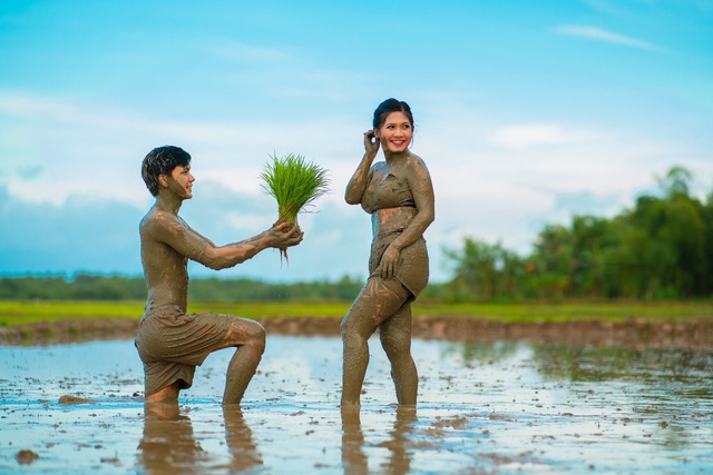 Cặp đôi trát đầy bùn chụp ảnh cưới - 3 Cặp đôi trát đầy bùn chụp ảnh cưới - 3