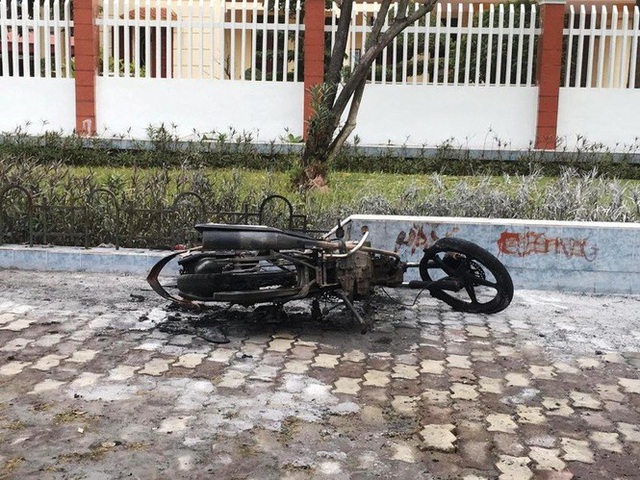 Vi phạm giao thông, cù nhây đốt luôn xe máy: Đừng đùa với luật pháp! - 1 Vi phạm giao thông, cù nhây đốt luôn xe máy: Đừng đùa với luật pháp! - 1