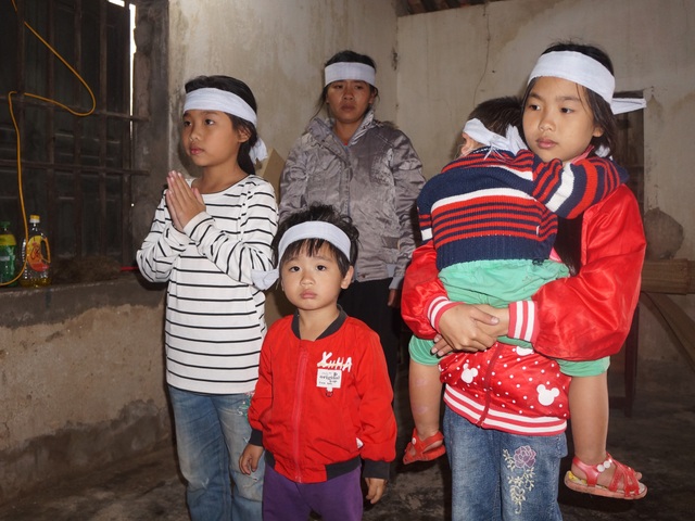 Đau nhói lòng cảnh 4 đứa trẻ mất cha trong vụ tai nạn tại Sở Tài chính - 1 Đau nhói lòng cảnh 4 đứa trẻ mất cha trong vụ tai nạn tại Sở Tài chính - 1