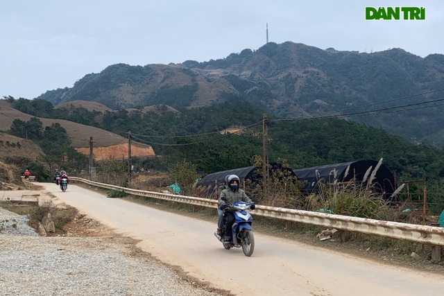 Hàng nghìn người đổ về Mẫu Sơn ngắm băng tuyết, ô tô nối đuôi tắc dài - 11 Hàng nghìn người đổ về Mẫu Sơn ngắm băng tuyết, ô tô nối đuôi tắc dài - 11