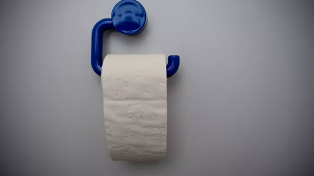Nửa đêm dậy đi vệ sinh, bắt gặp trộm đang uống cà phê trong toilet - 1 Nửa đêm dậy đi vệ sinh, bắt gặp trộm đang uống cà phê trong toilet - 1