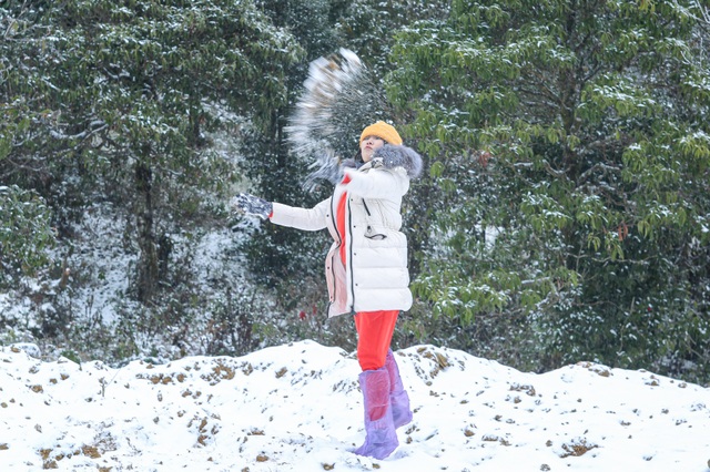 More than 10 thousand visitors poured into Lao Cai to watch the ice and snow - 2