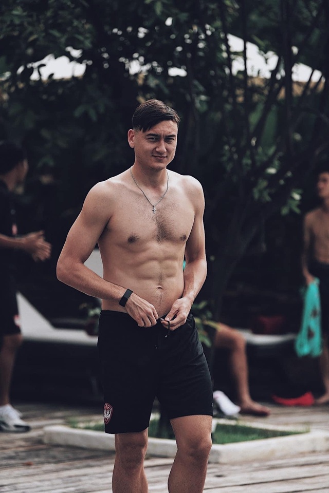 Cặp đôi Văn Lâm - Yến Xuân mê tập gym, vóc dáng đẹp từng centimet - 7 Cặp đôi Văn Lâm - Yến Xuân mê tập gym, vóc dáng đẹp từng centimet - 7