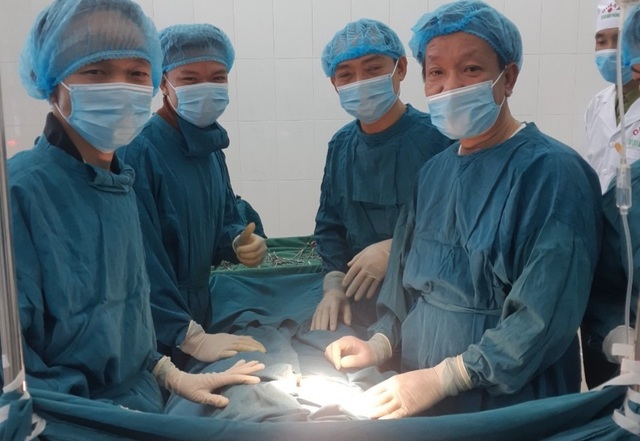 Quảng Trị: Vượt sóng cứu bệnh nhân bị ruột thừa cấp trên đảo Cồn Cỏ - 1 Quảng Trị: Vượt sóng cứu bệnh nhân bị ruột thừa cấp trên đảo Cồn Cỏ - 1
