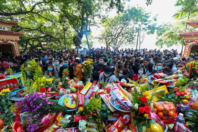 Hàng nghìn người đổ về Phủ Tây Hồ đi lễ - 14 Hàng nghìn người đổ về Phủ Tây Hồ đi lễ - 14