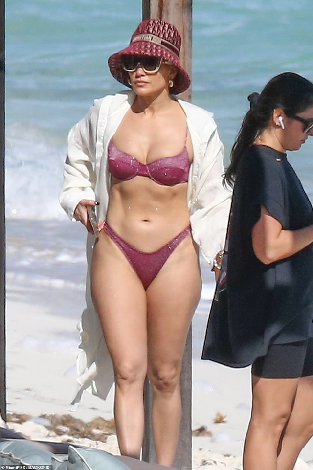 Jennifer Lopez khoe cơ bụng săn chắc ở tuổi 51 - 2