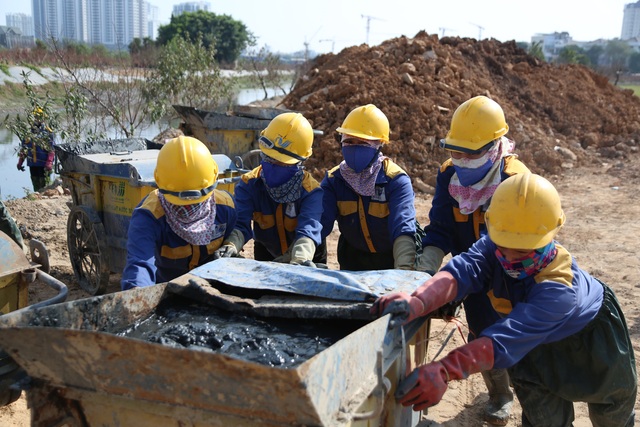 Hà Nội: Rét 9 độ C, công nhân thoát nước chìm trong nước thải buốt lạnh - 15 Hà Nội: Rét 9 độ C, công nhân thoát nước chìm trong nước thải buốt lạnh - 15