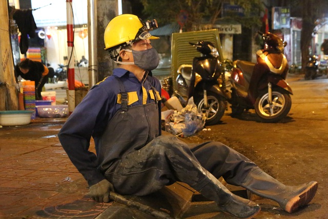 Hà Nội: Rét 9 độ C, công nhân thoát nước chìm trong nước thải buốt lạnh - 12